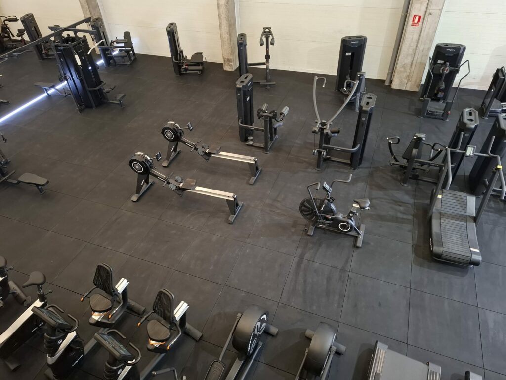 Instalación y mantenimiento de máquinas fitness en gimnasios profesionales